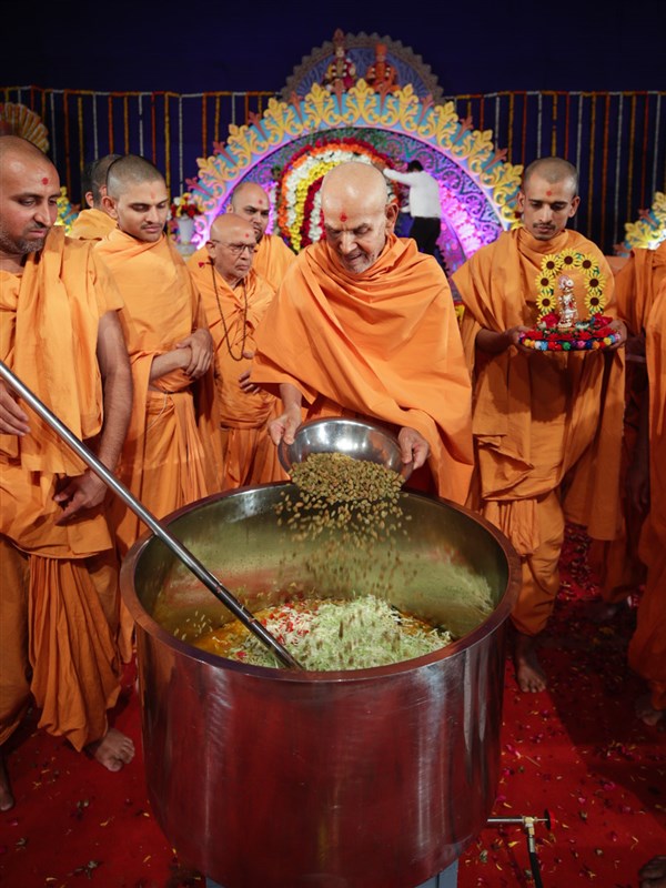 Swamishri adds ingredients to khichadi mixture