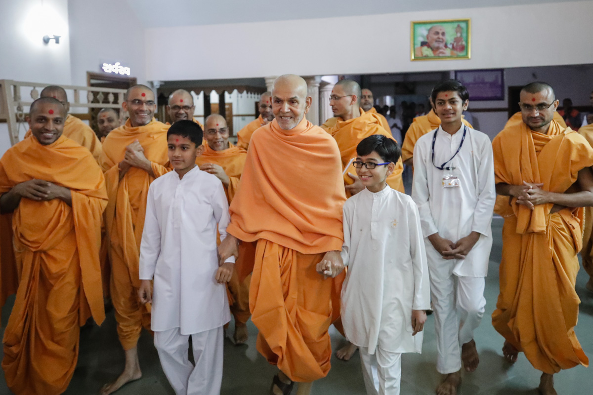 Param Pujya Mahant Swami Maharaj on his way for the Thakorji's darshan