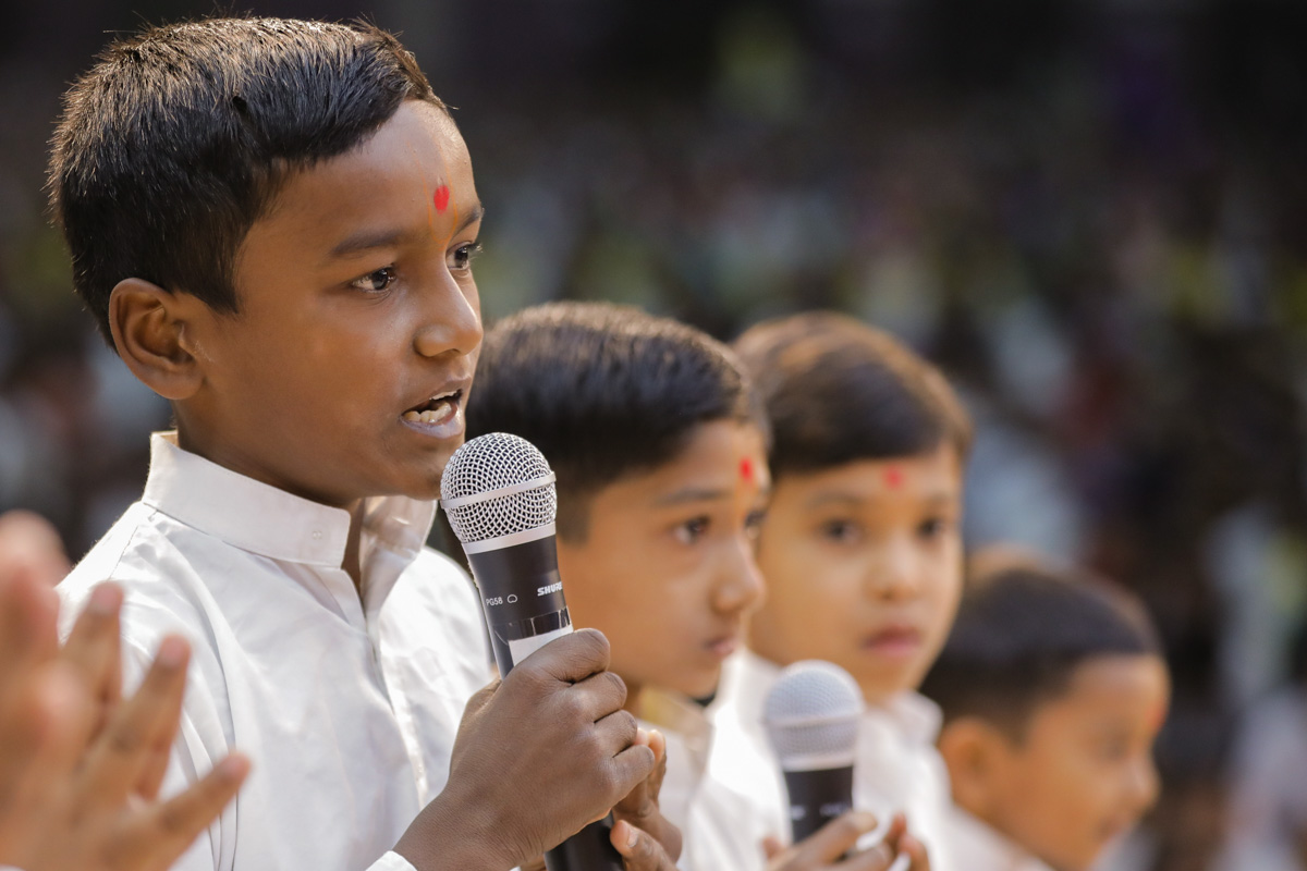 Children present mukhpath during Swamishri's puja 