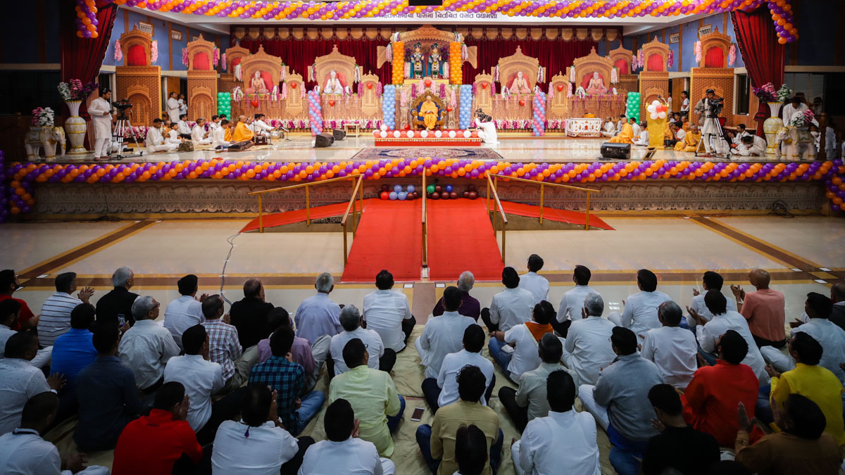 Devotees doing Swamishri's puja darshan 