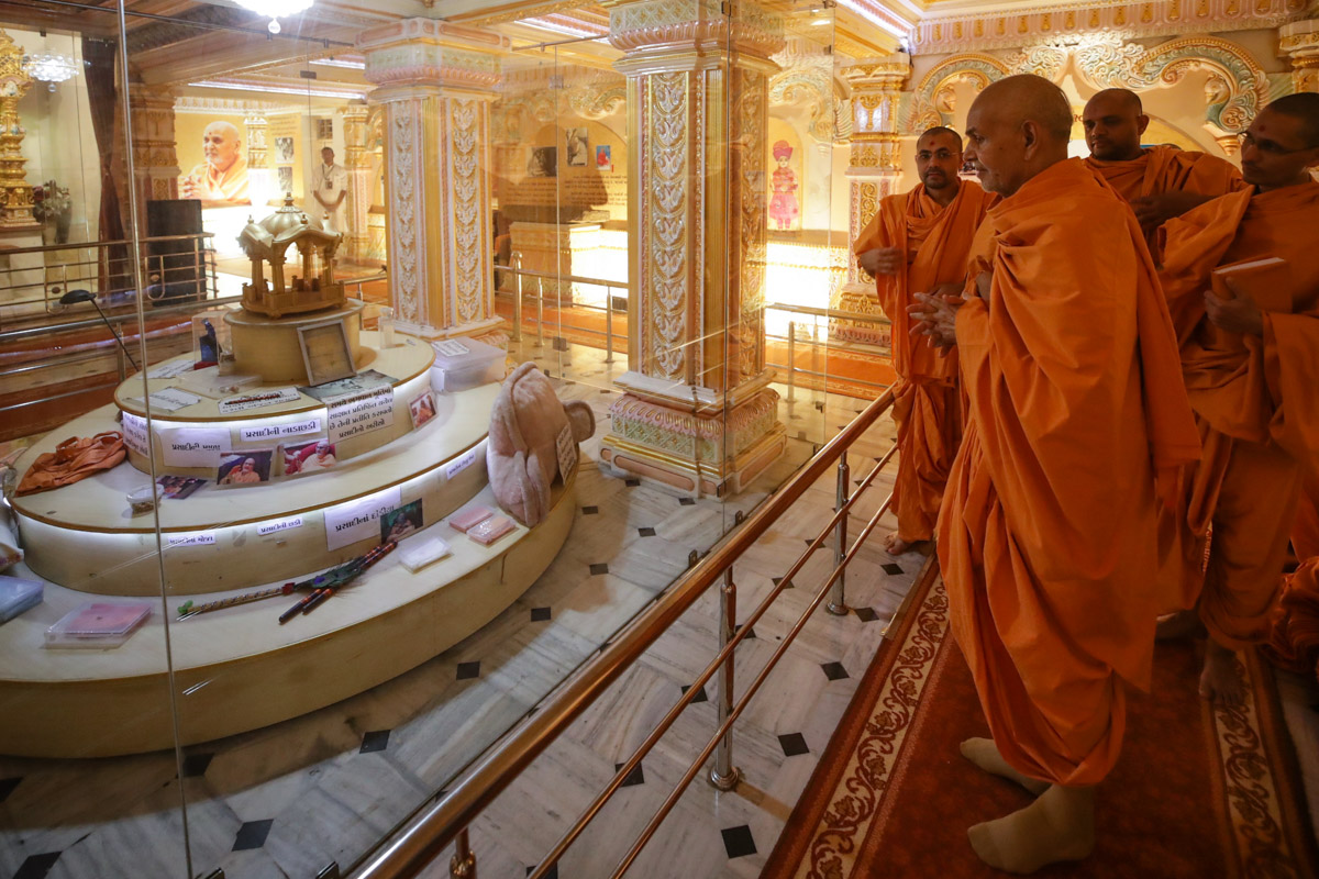 Swamishri engrossed in darshan of holy relics of Brahmaswarup Pramukh Swami Maharaj