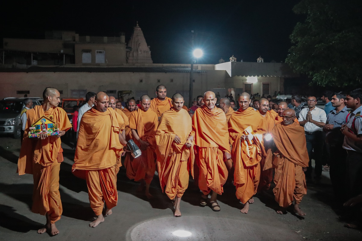 Swamishri returns after darshan
