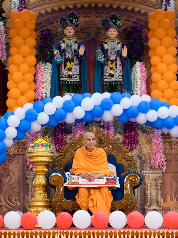 Swamishri during the Bal Din assembly