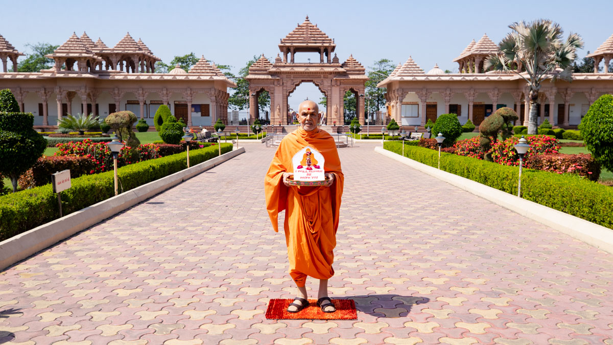 Swamishri with Shri Harikrishna Maharaj with the main mandir gate in the background