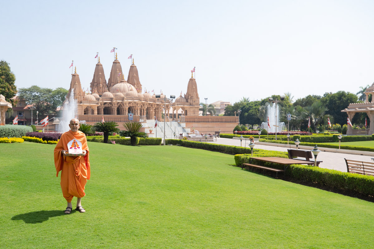 Swamishri with Shri Harikrishna Maharaj with the mandir in the background