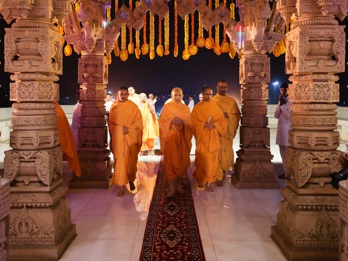 Swamishri arrives for darshan of Thakorji in the main mandir