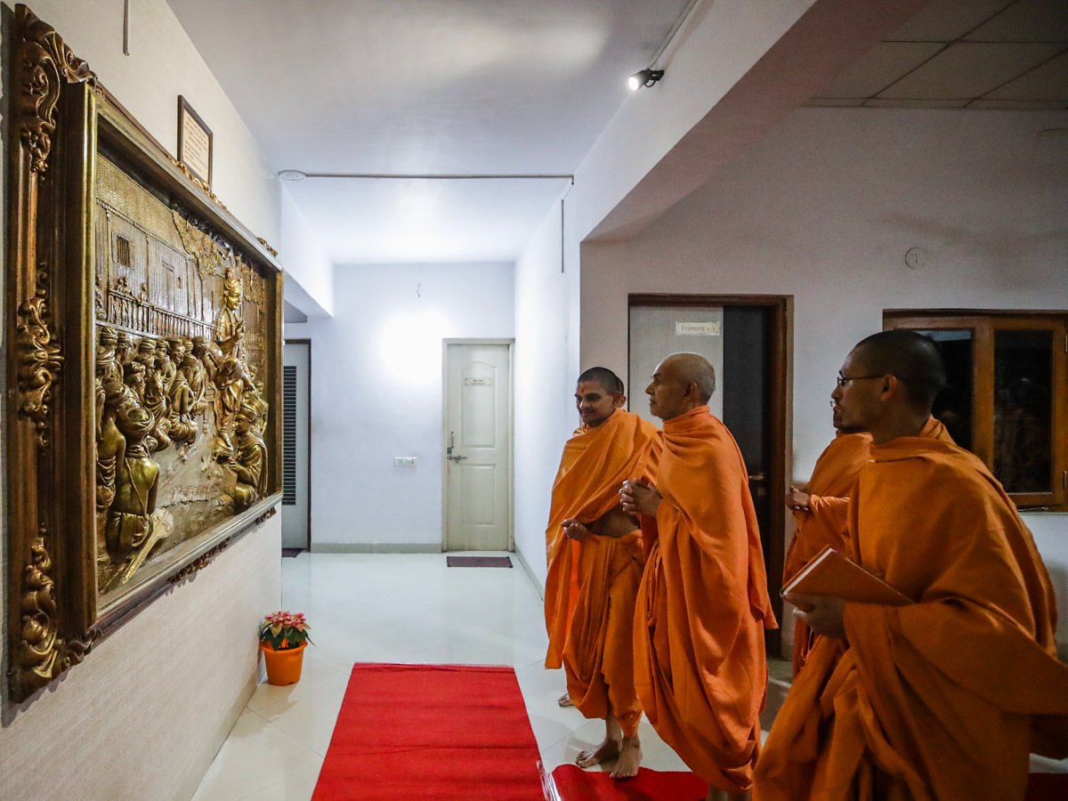 Swamishri observes a relief display of Bhagwan Swaminarayan