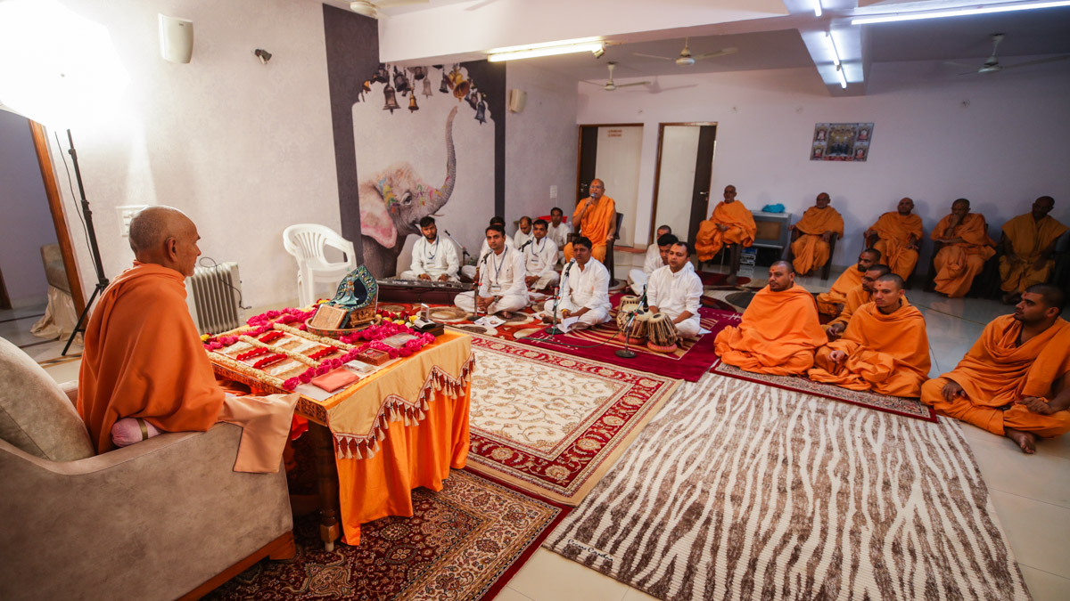 Sadhus and youths sing kirtans in Swamishri's morning puja