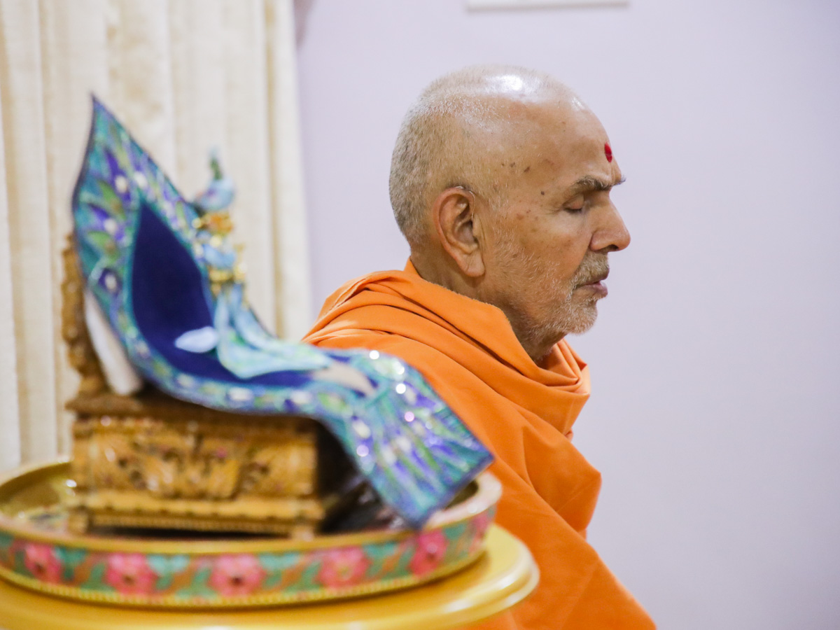 Swamishri sings the ashtaks