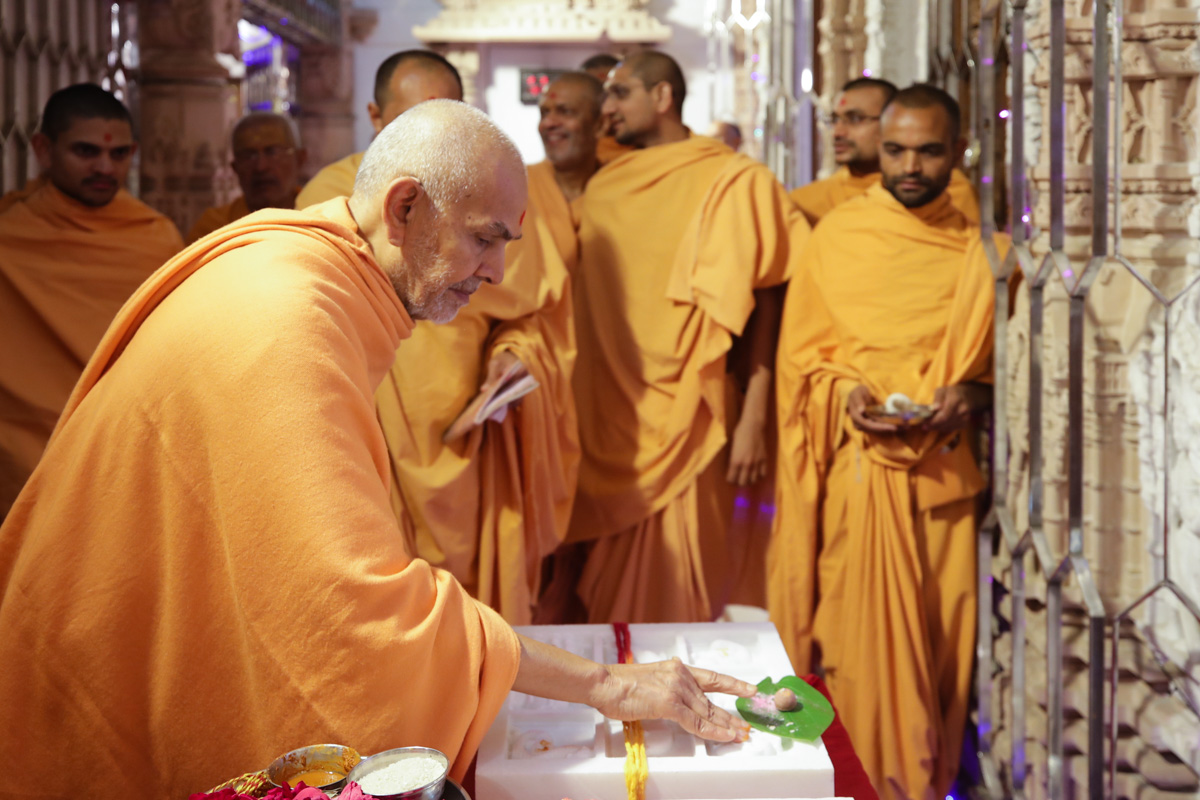Swamishri performs pujan of shilas for BAPS Shri Swaminarayan Mandir, Jodhpur, Rajasthan, India