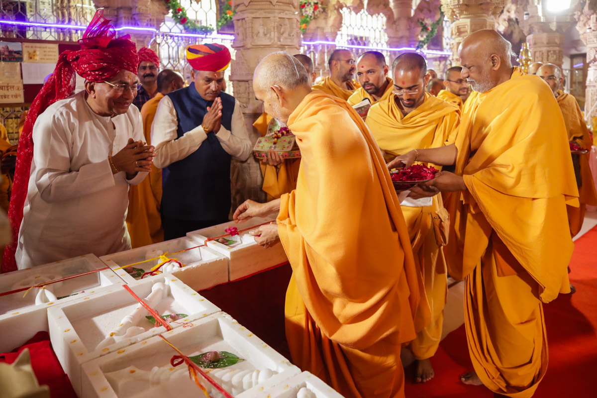 Swamishri performs pujan of shilas
