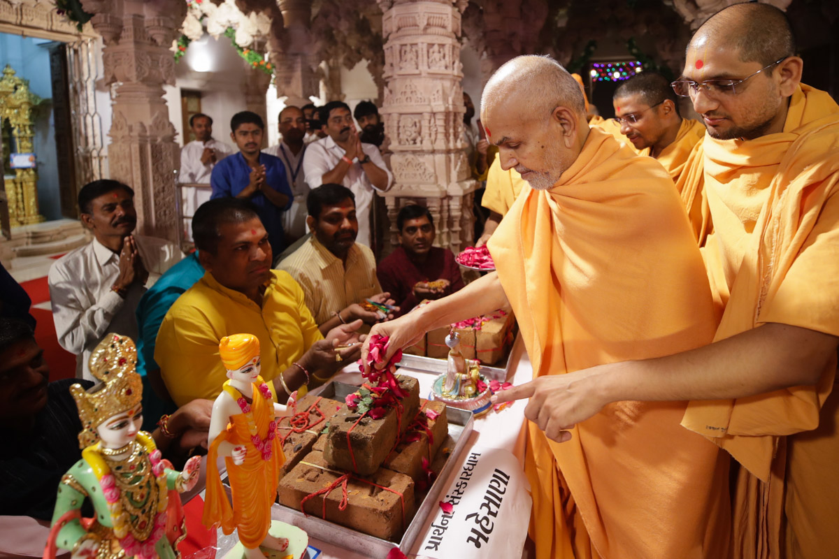 Swamishri sanctifies bricks for construction of sanskardham in Mahesana, India