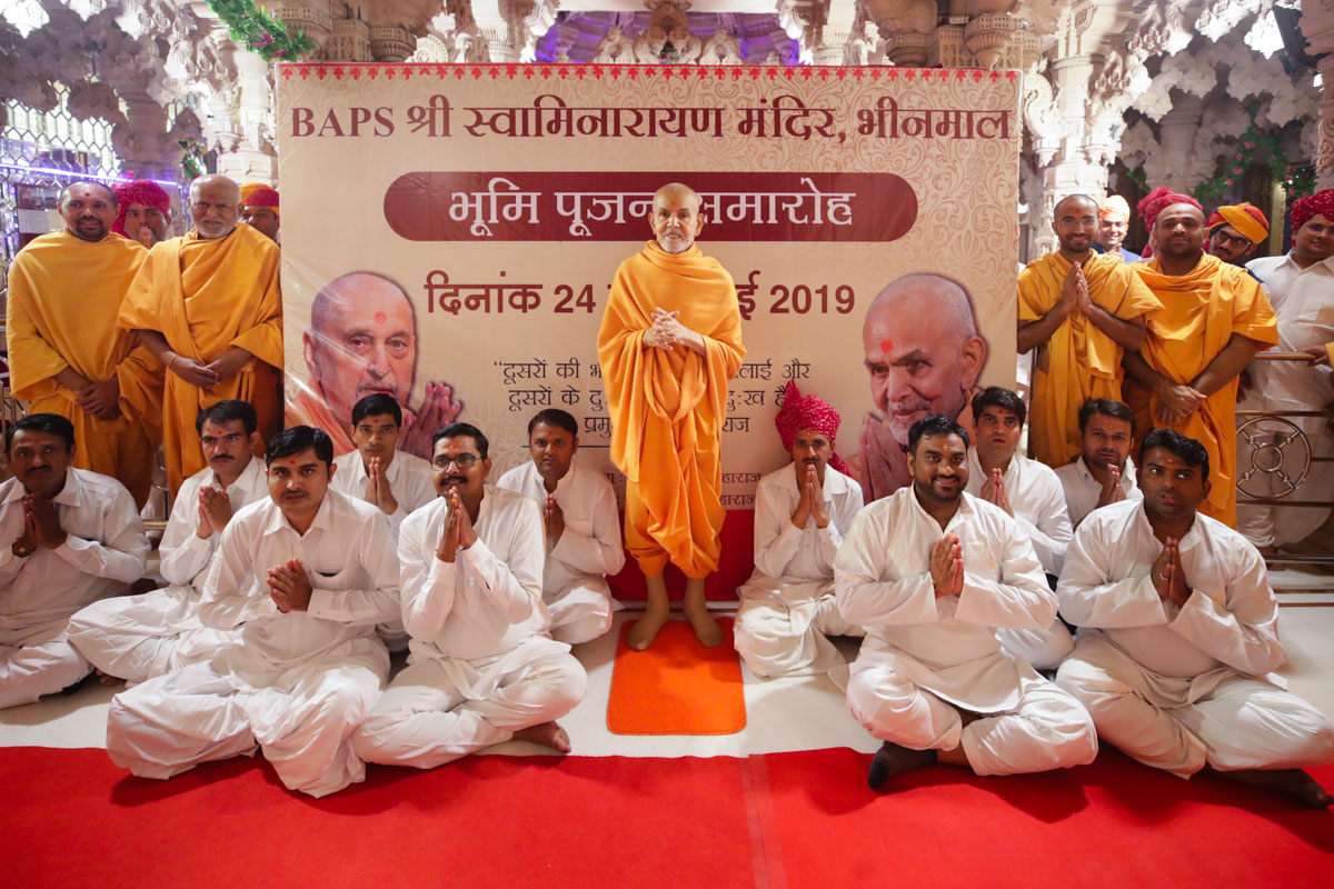 Swamishri blesses devotees of Bhinmal, Rajasthan, India
