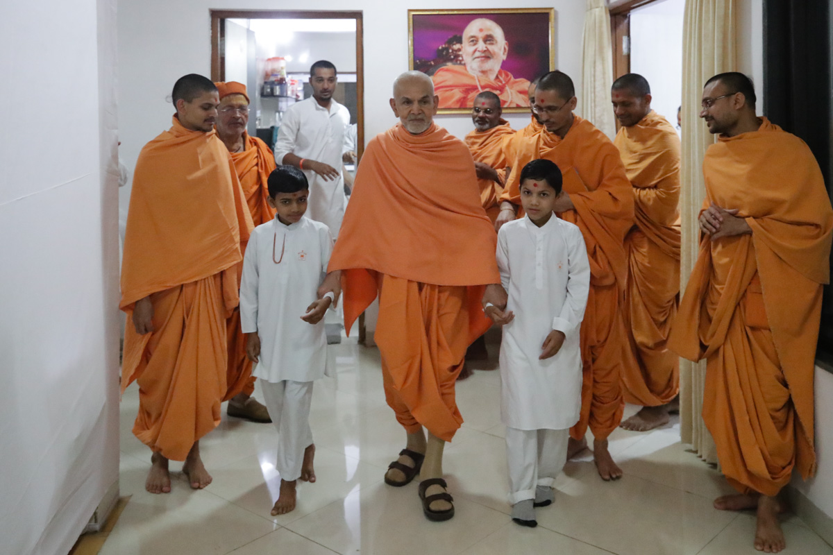 Param Pujya Mahant Swami Maharaj on his way for Thakorji's darshan