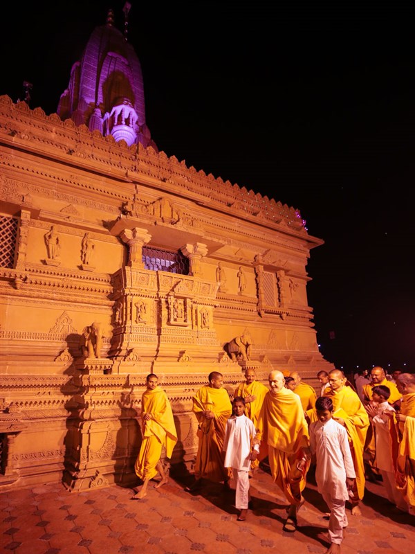 Swamishri on the mandir grounds