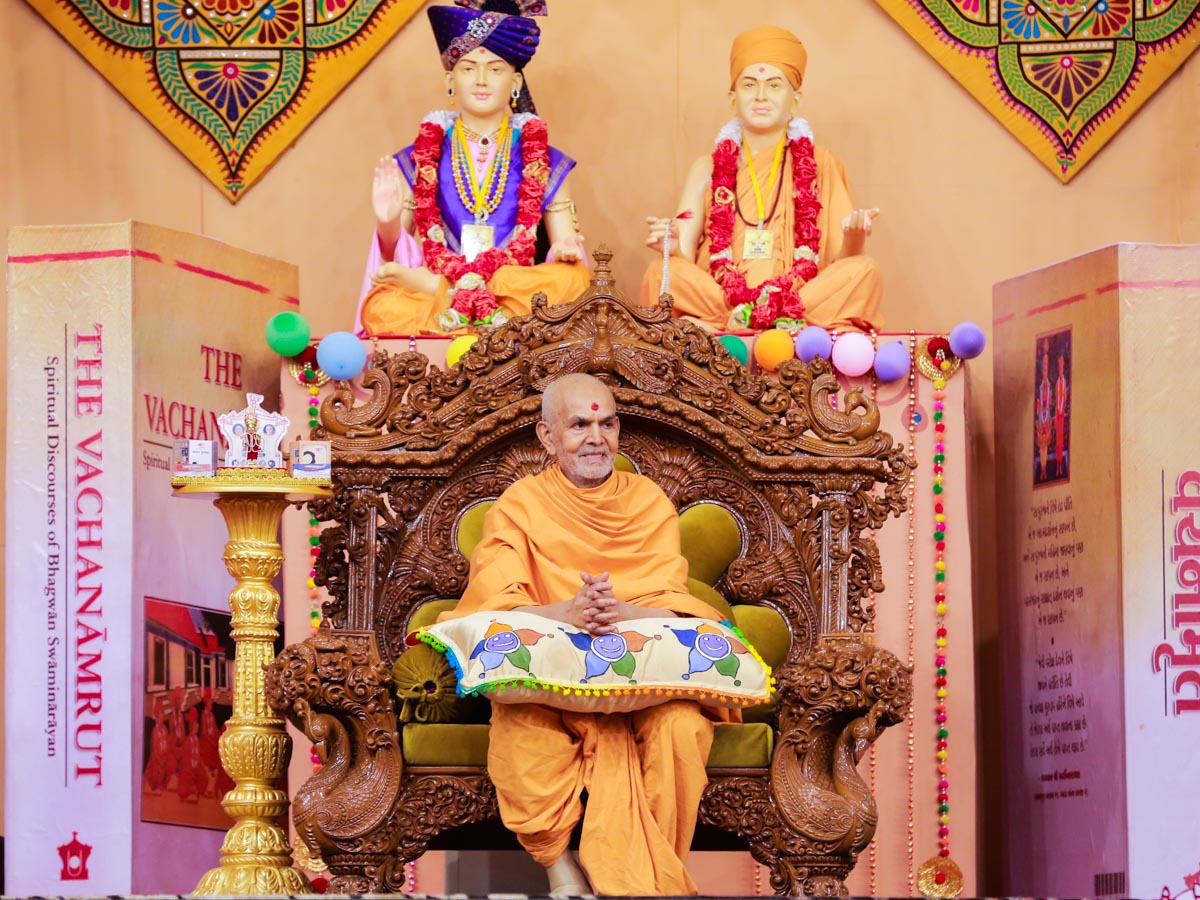 Swamishri during the evening Bal Din assembly