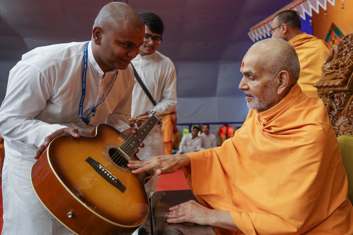 Swamishri sanctifies a guitar