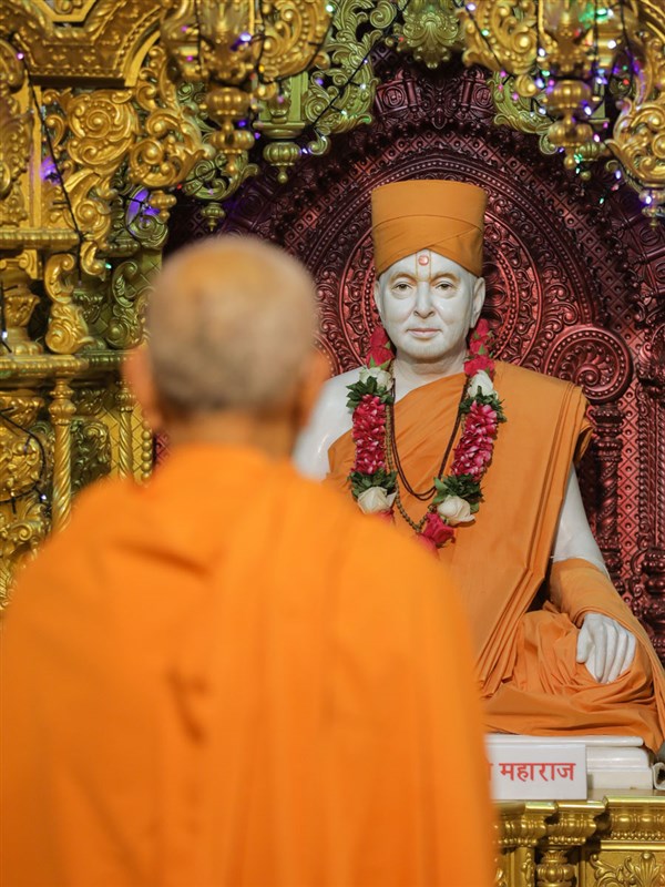Swamishri engrossed in the darshan of Brahmaswarup Pramukh Swami Maharaj