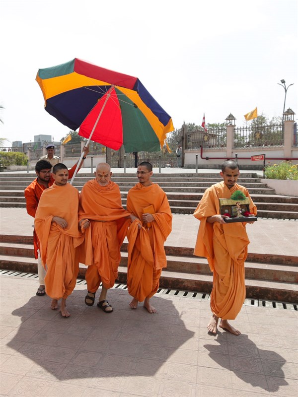 Swamishri visits the Swaminarayan Vidyamandir