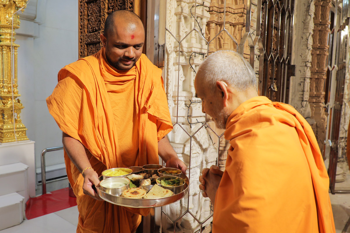 Swamishri observes the evening thal prepared for Thakorji