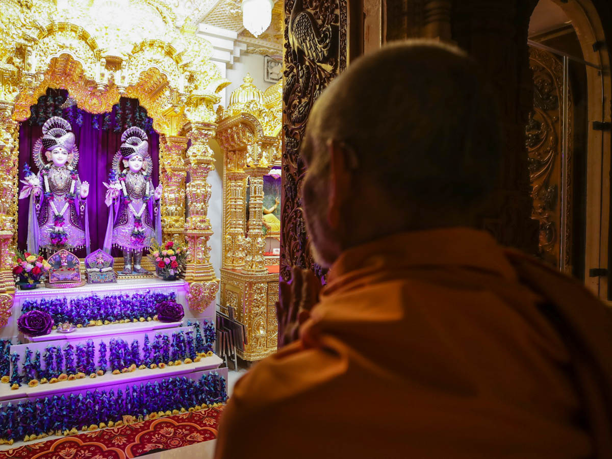 Swamishri engrossed in the darshan of Shri Akshar-Purushottam Maharaj
