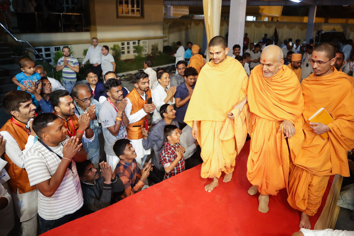 Swamishri arrives in the welcome assembly