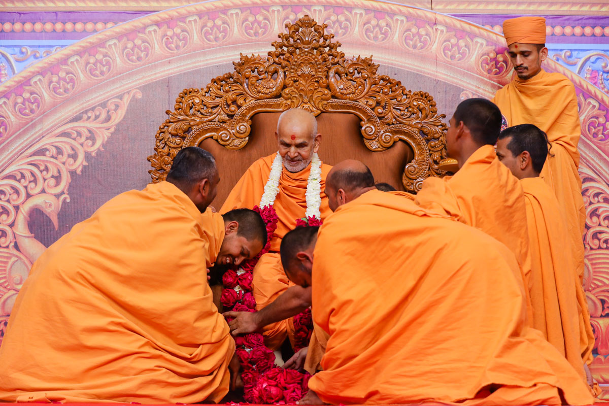Sadhus welcome Swamishri with a garland