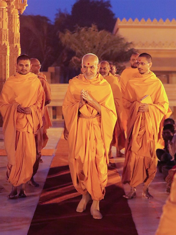 Swamishri greets everyone with folded hands in the mandir pradakshina