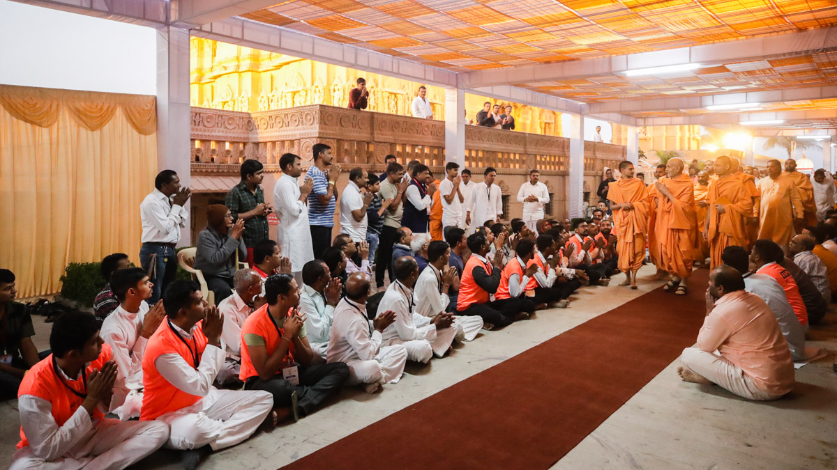 Devotees doing darshan of Swamishri in the mandir grounds