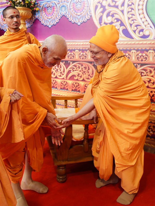 Pujya Ghanshyamcharan Swami greets Swamishri with 'Jai Swaminarayan'