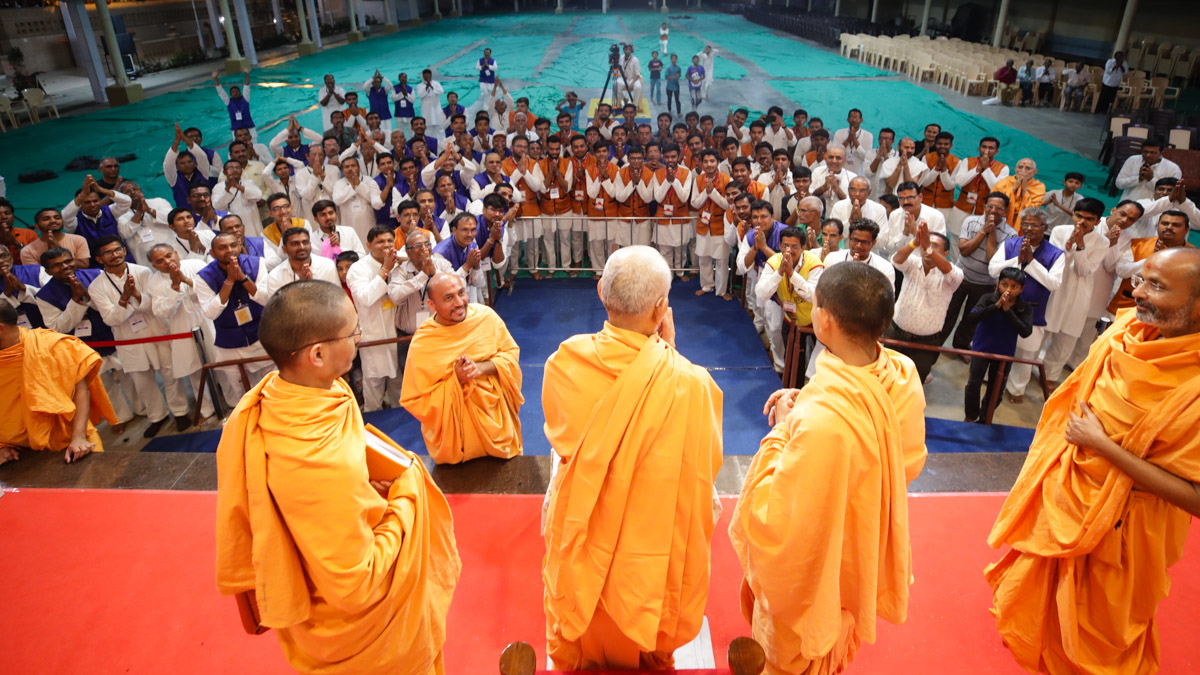 Swamishri blesses karyakars