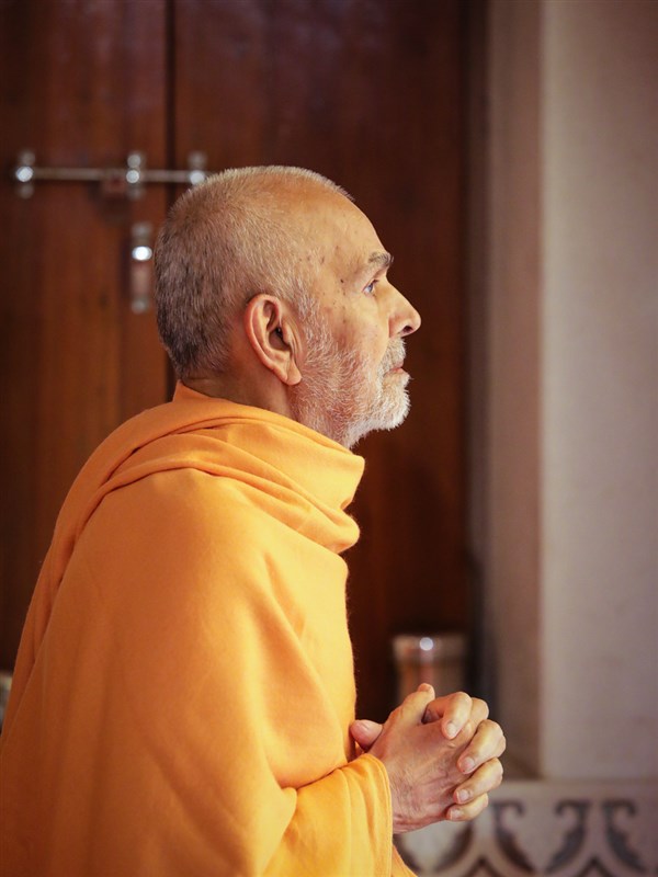 Swamishri engrossed in the darshan of Thakorji
