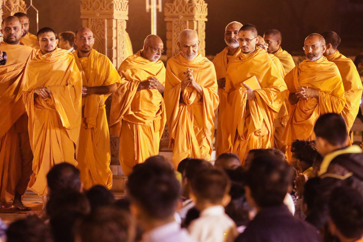 Swamishri greets all with 'Jai Swaminarayan' in the mandir pradakshina