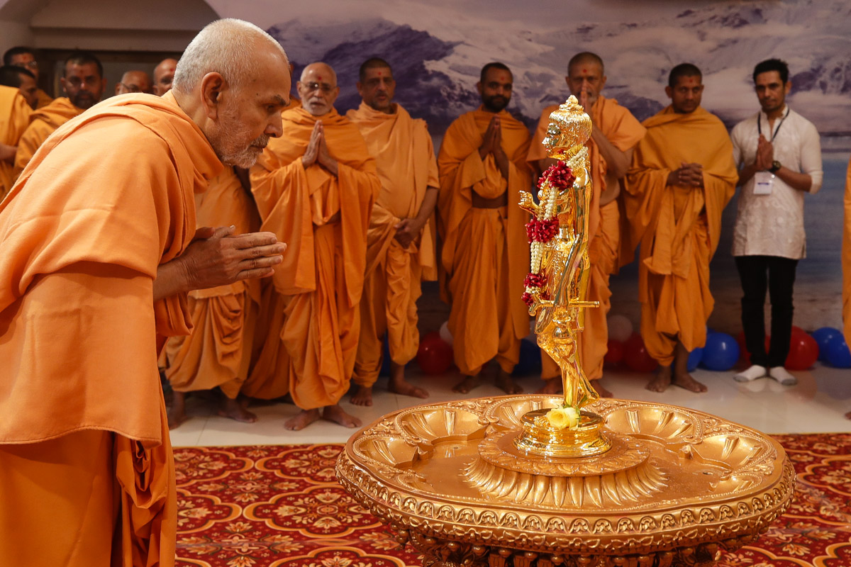 Swamishri engrossed in the darshan of Shri Nilkanth Varni
