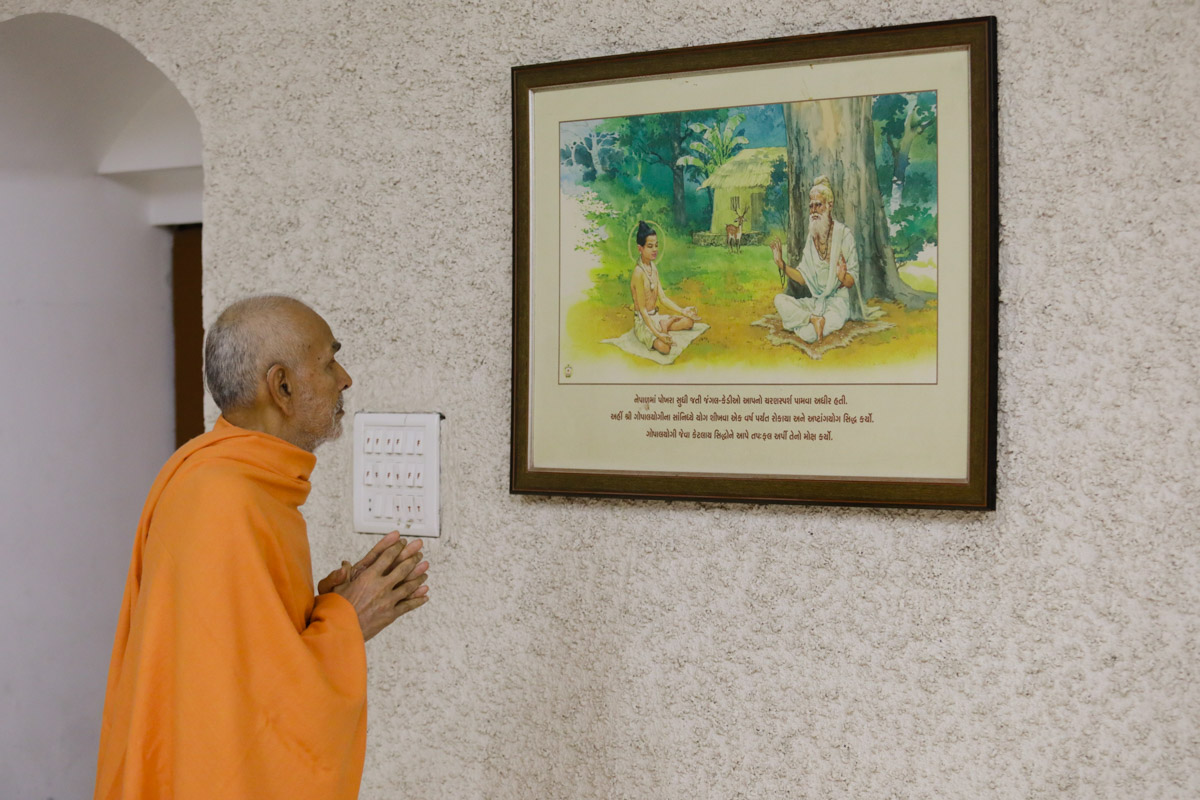 Swamishri observes a painting of Shri Nilkanth Varni in the abhishek mandapam
