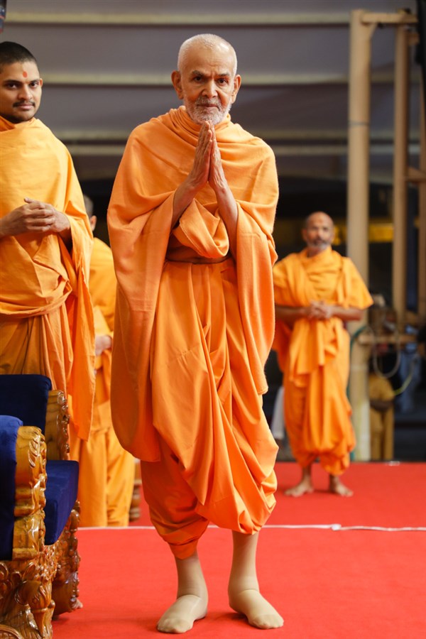 Swamishri greets devotees with 'Jai Swaminarayan' before beginning his daily puja
