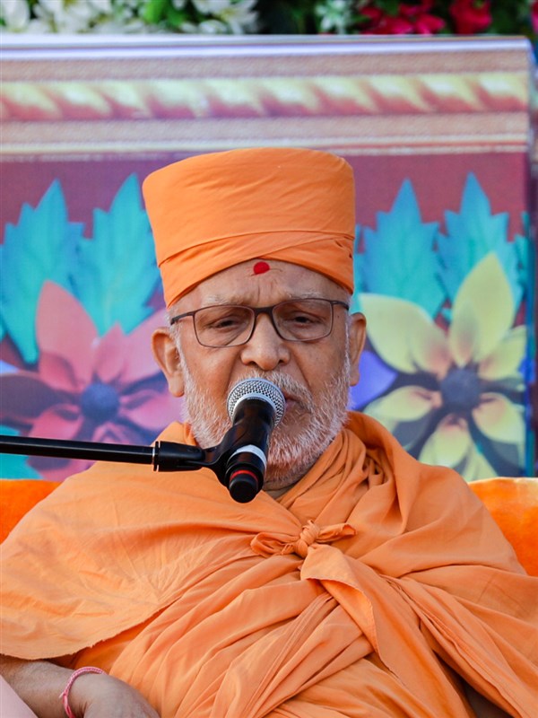 Pujya Ghanshyamcharan Swami addresses the assembly
