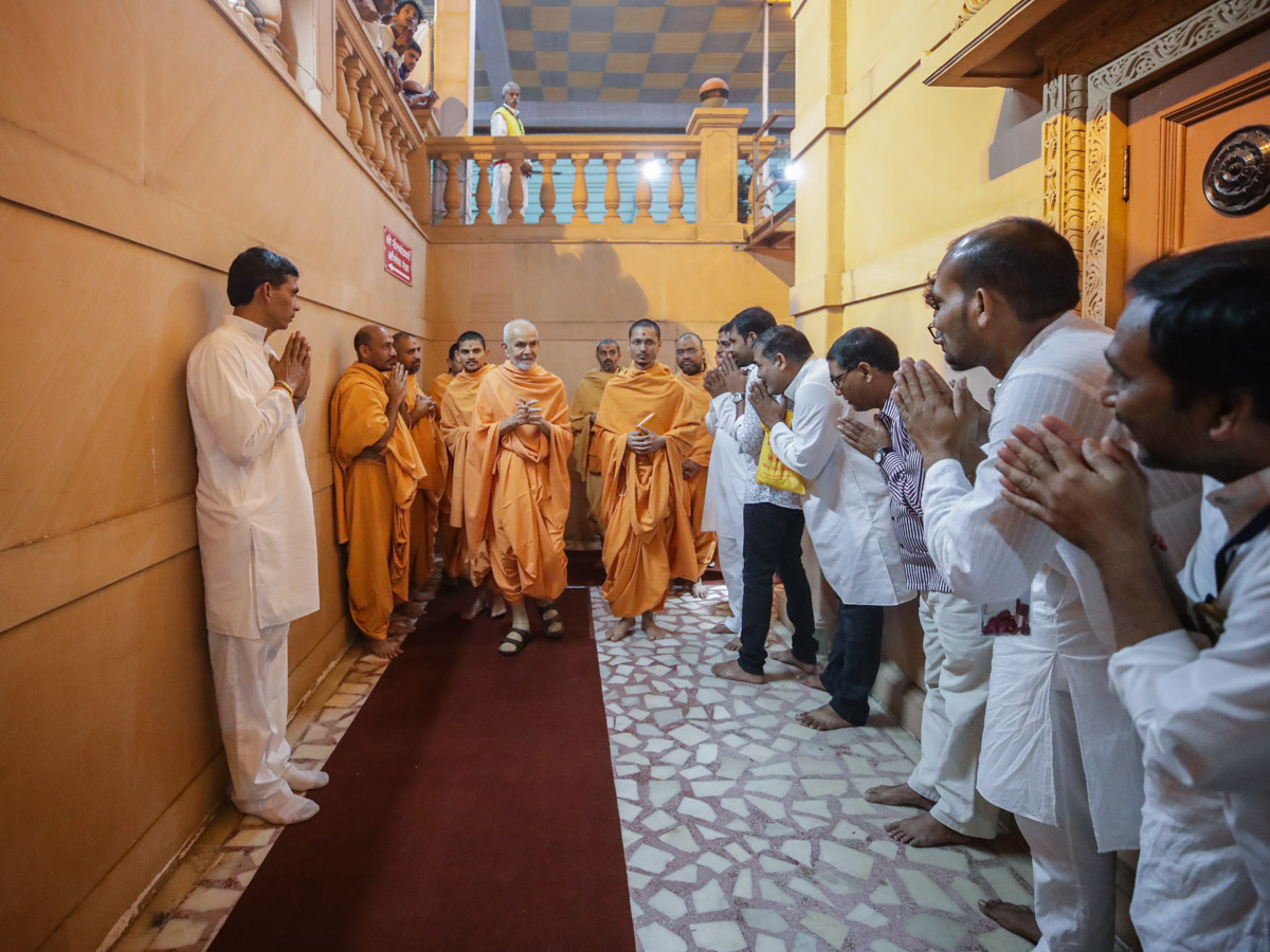 Swamishri greets all with 'Jai Swaminarayan' on the way to the abhishek mandapam