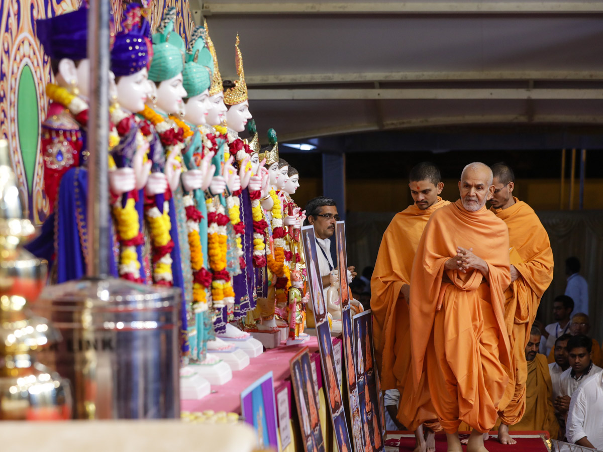 Swamishri doing darshan of murtis to be consecrated at BAPS Shri Swaminarayan Mandirs in Sadakpor, Mogravadi, Rumla, Vankal, Bhensdhara, Kelavni, Bigri and Barvadi, India