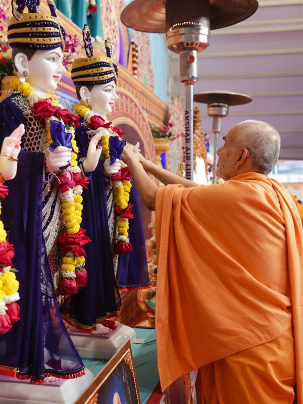 Swamishri performs the murti-pratishtha rituals of the murtis for the new BAPS mandirs
