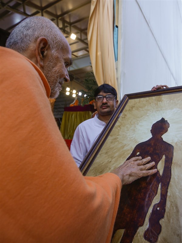 Swamishri sanctifies a painting