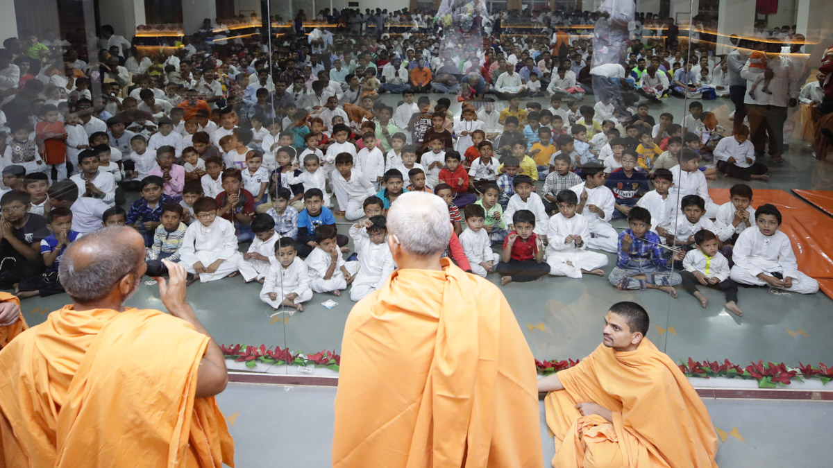Swamishri gives vartman to children