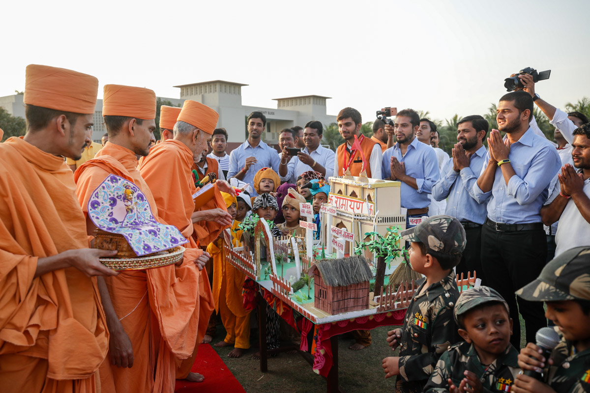 Swamishri observes creations by the students