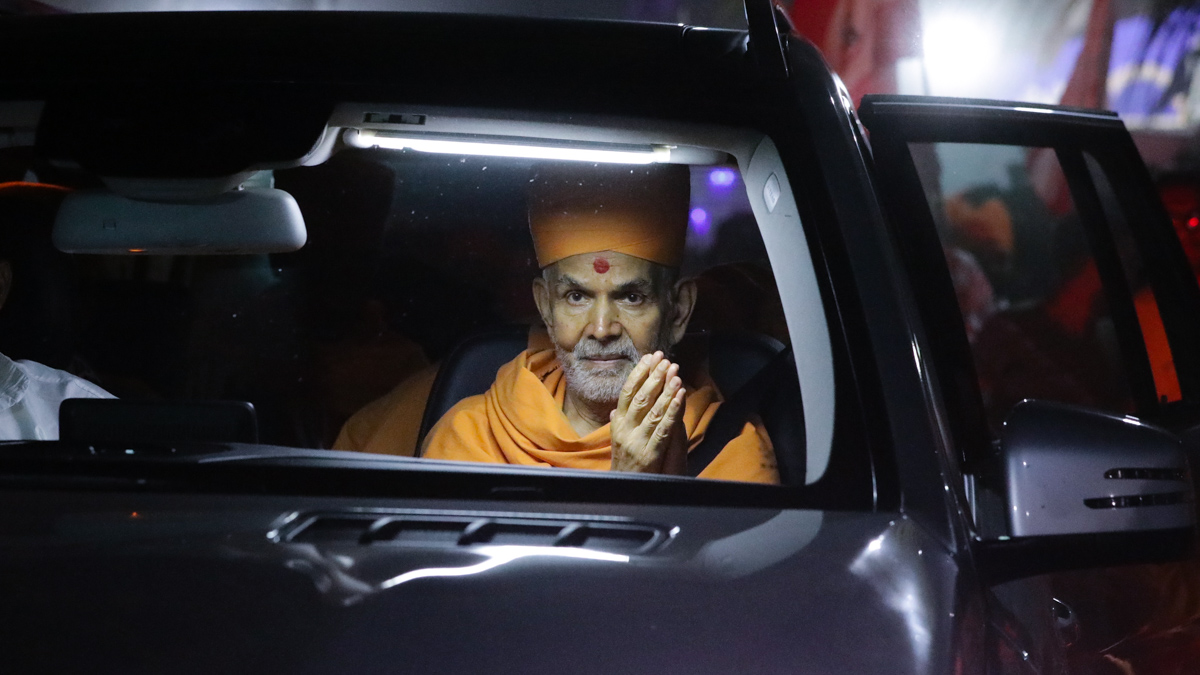 Param Pujya Mahant Swami Maharaj arrives at Navsari Mandir