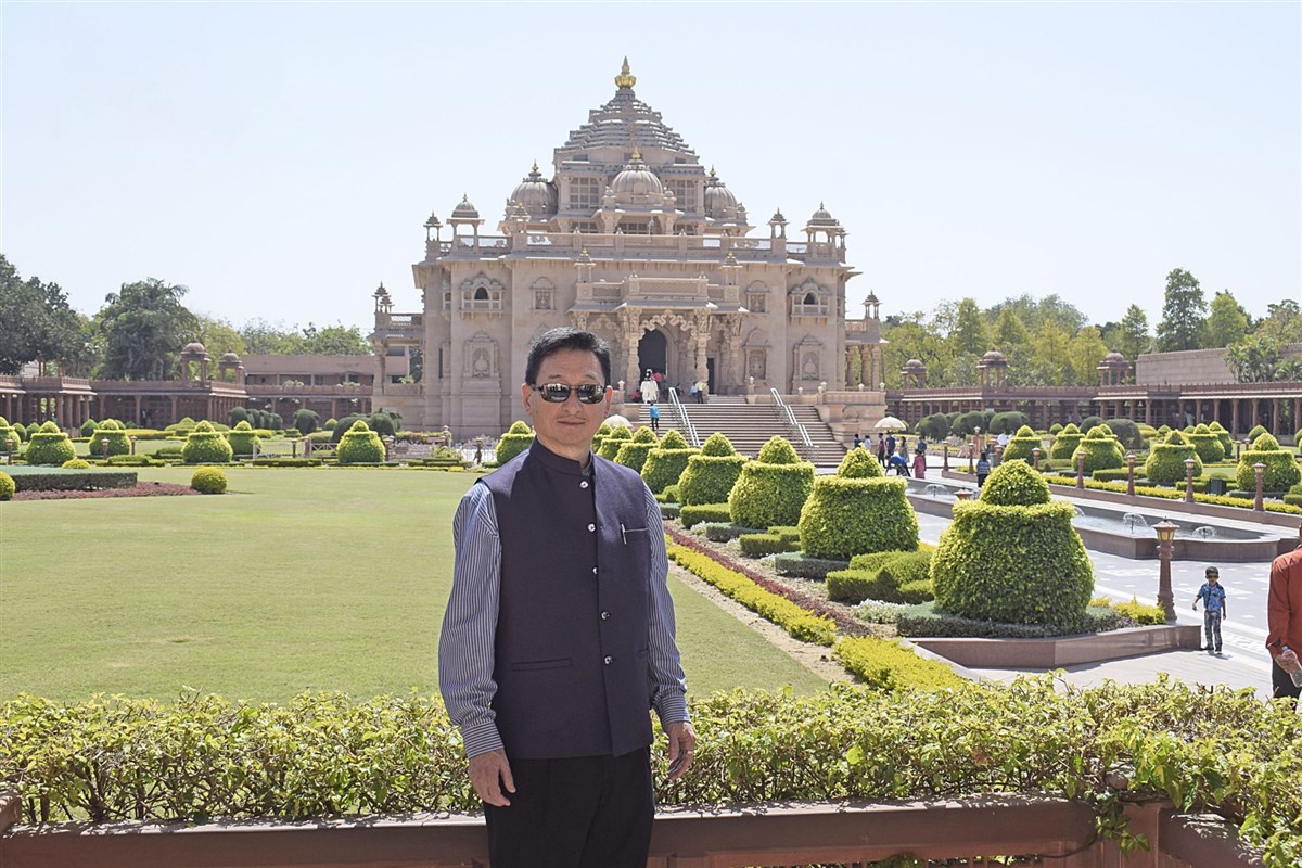 Consul General of Japan Ryoji Noda visits Swaminarayan Akshardham