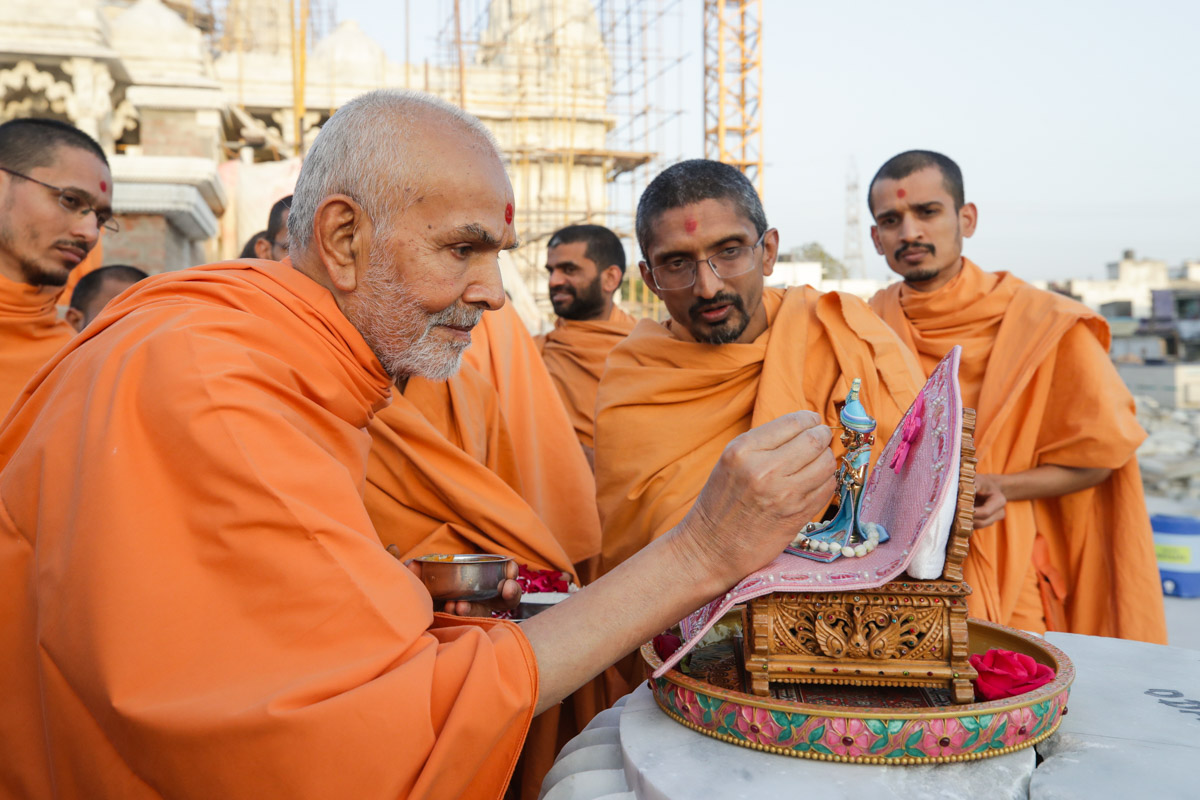 Swamishri performs pujan of Shri Harikrishna Maharaj at the mandir construction site