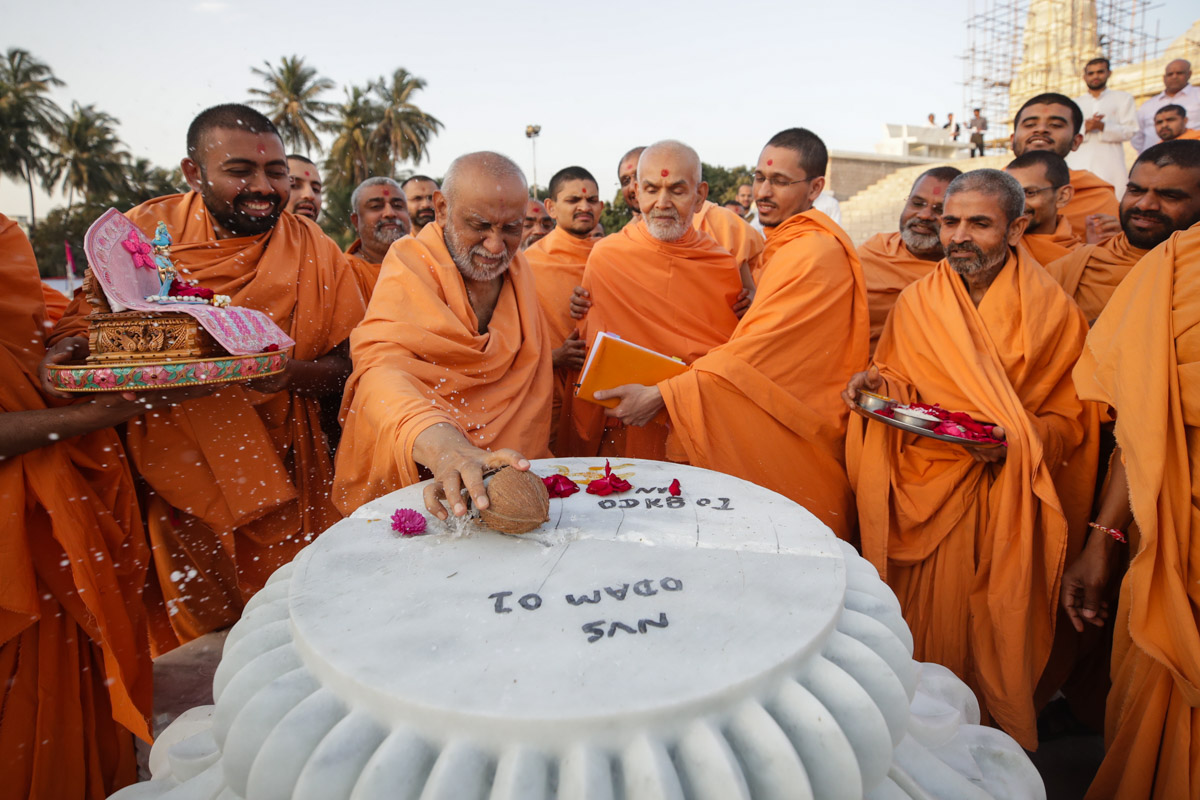 Atmaswarup Swami splits a coconut on the Amalsaro stone