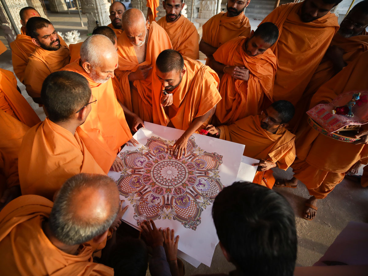 Swamishri views the mandir plans