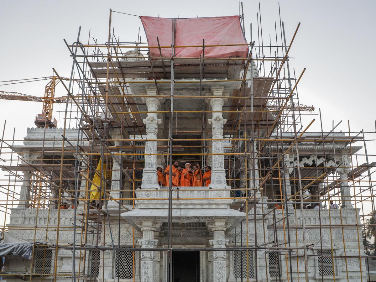 Swamishri visits the mandir construction site