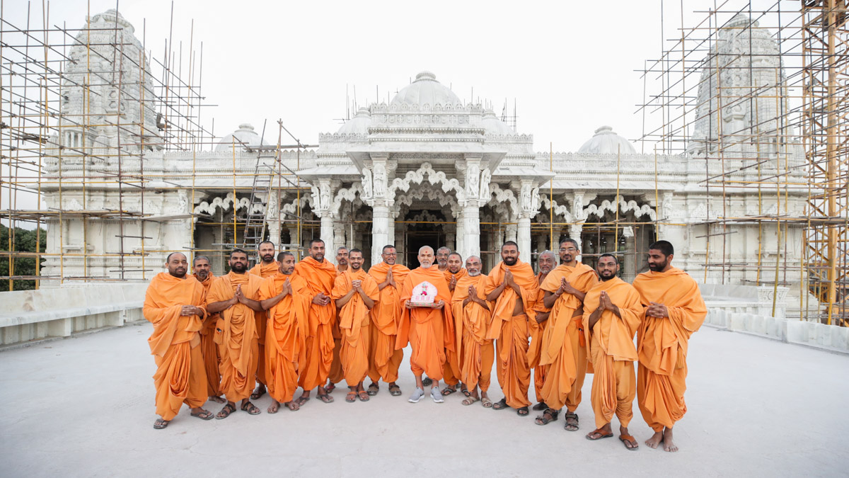 Swamishri and sadhus with Shri Harikrishna Maharaj on the mandir podium